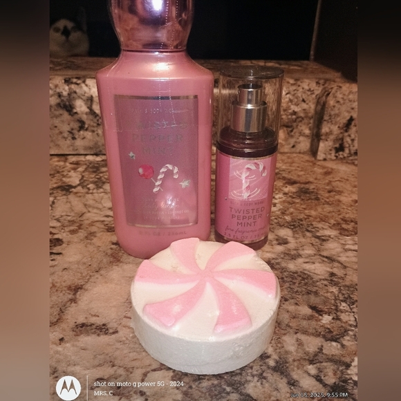 Bath & Body Works Twisted Peppermint Set - Pink and White - Picture 2 of 6